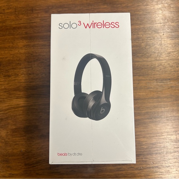 Beats Solo3 Wireless On-Ear Headphones in Gloss Black NEW IN BOX! - Picture 6 of 11